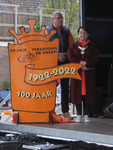 902335 Afbeelding van de voorzitter van de 100-jarige Oranjevereniging De Meern, Kees Verkerk en burgemeester Sharon ...